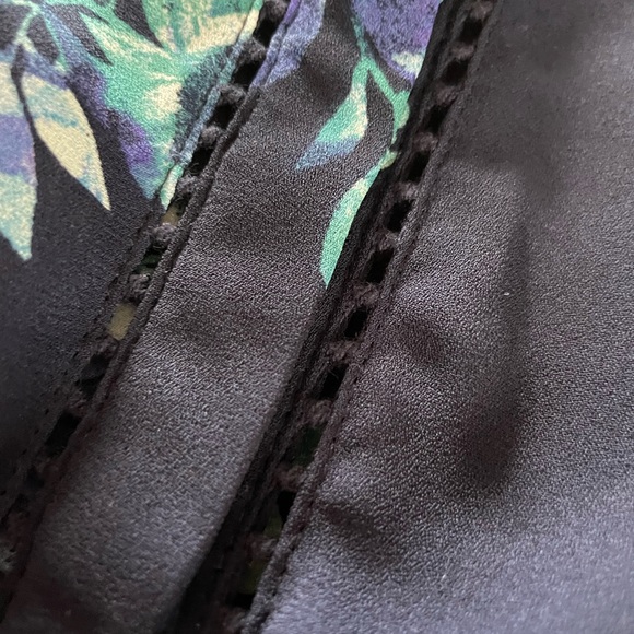 Blue floral top. - Picture 3 of 3